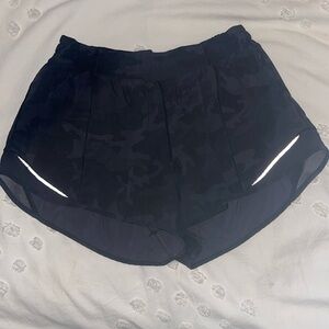 Lululemon Hotty Hot Short 2.5” size 10